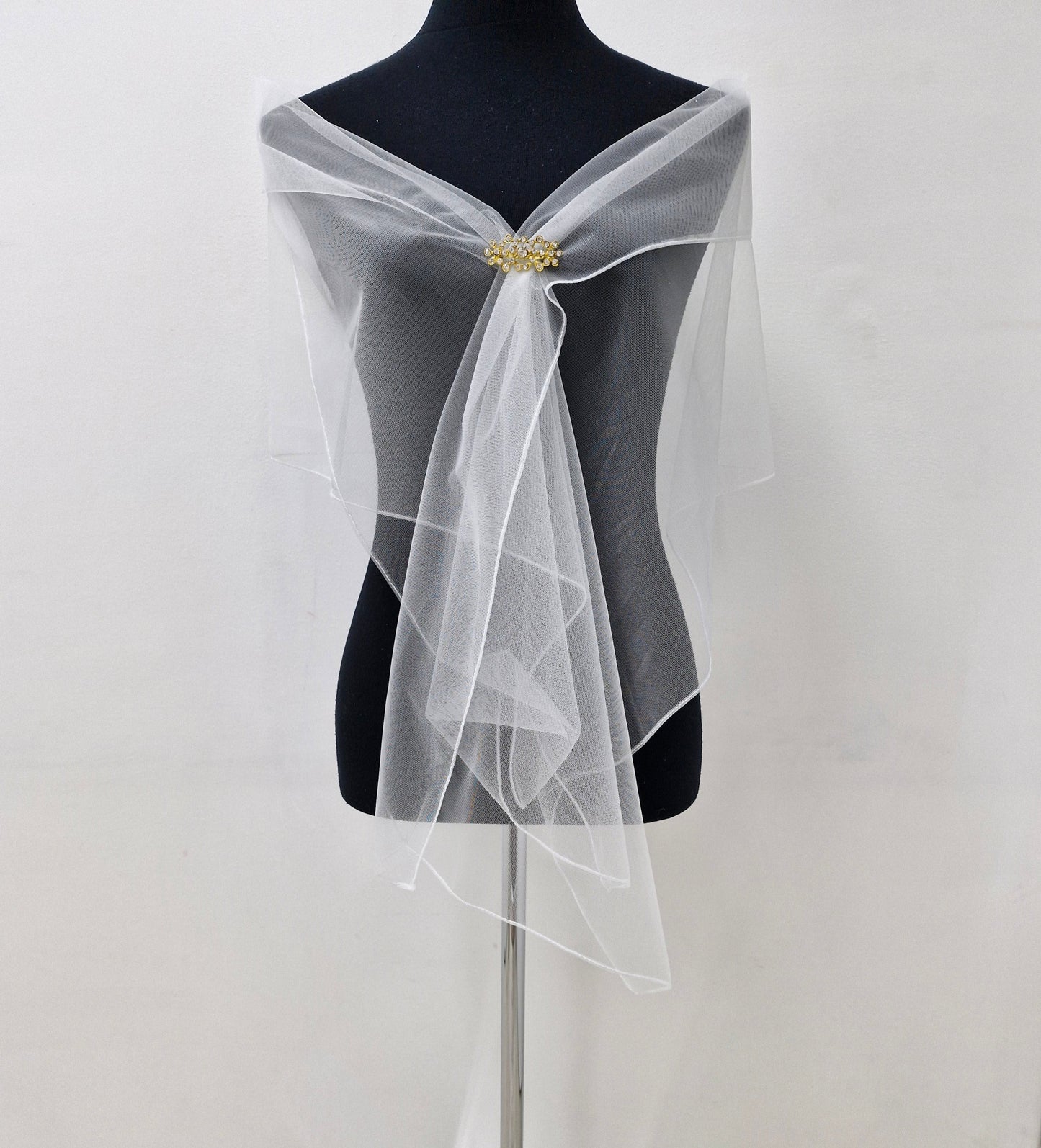 WB100 bright gold and diamante brooch.