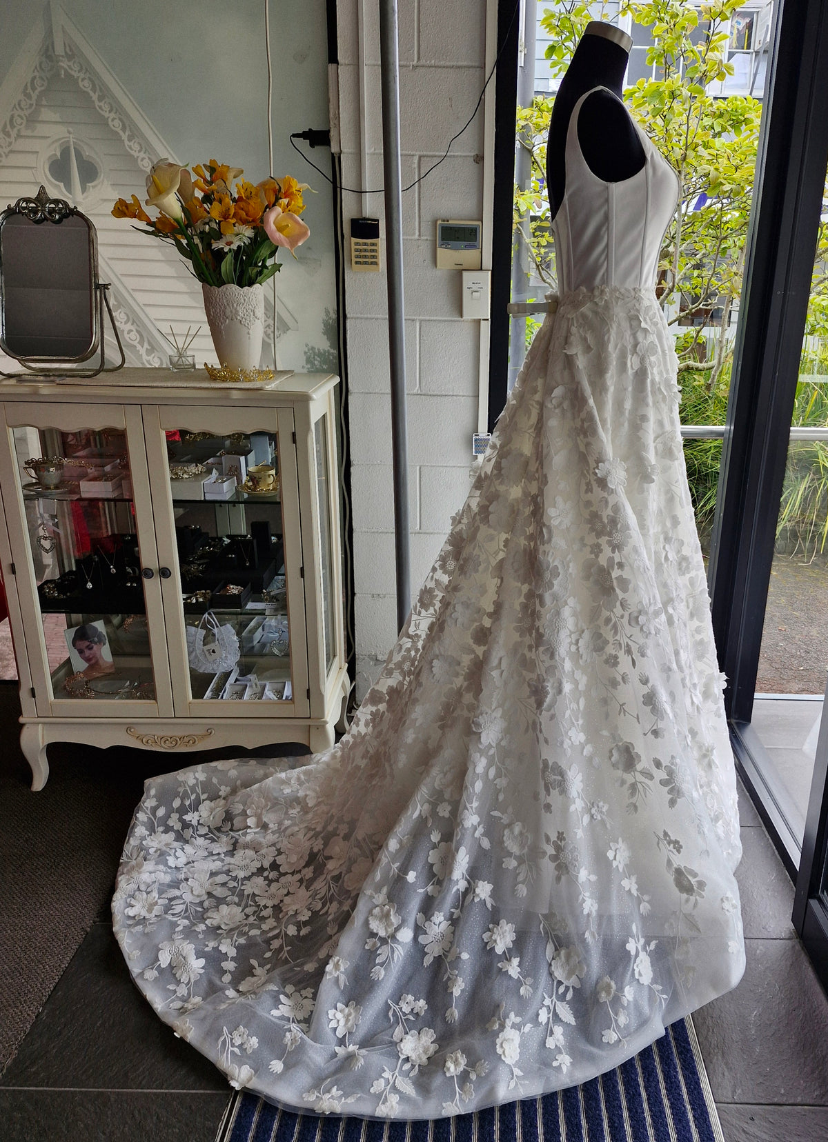 72092SK . Gorgeous, large 3D detail 'DAISY' overskirt.