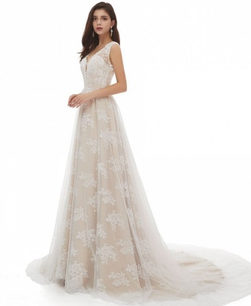 71132. V neck bohemian wedding gown  Size 16