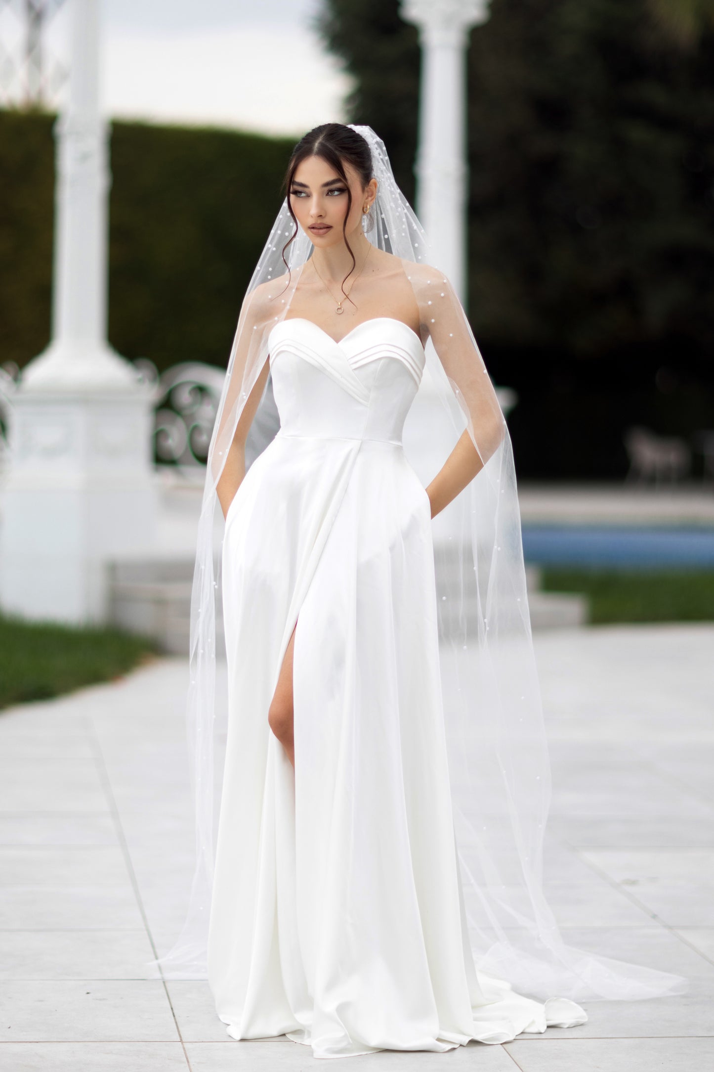 BBV60 2m long. Single layer pearl veil with comb. Stunning with satin gown.