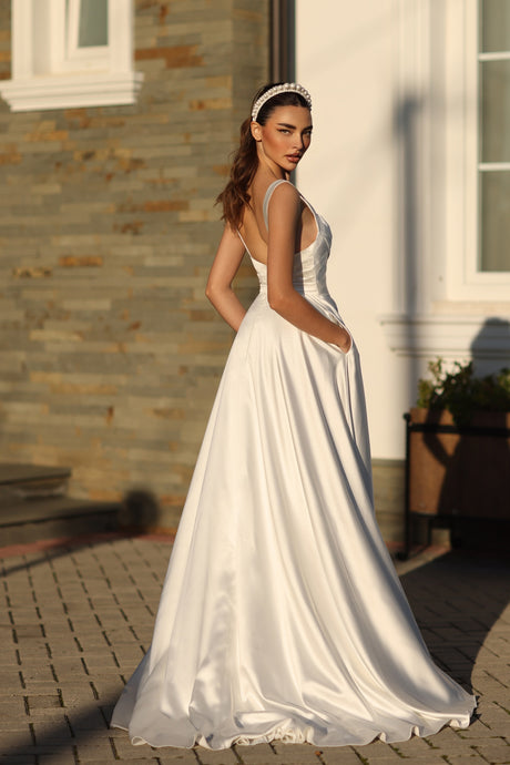 71611  Ivory, satin A line with pockets and straps