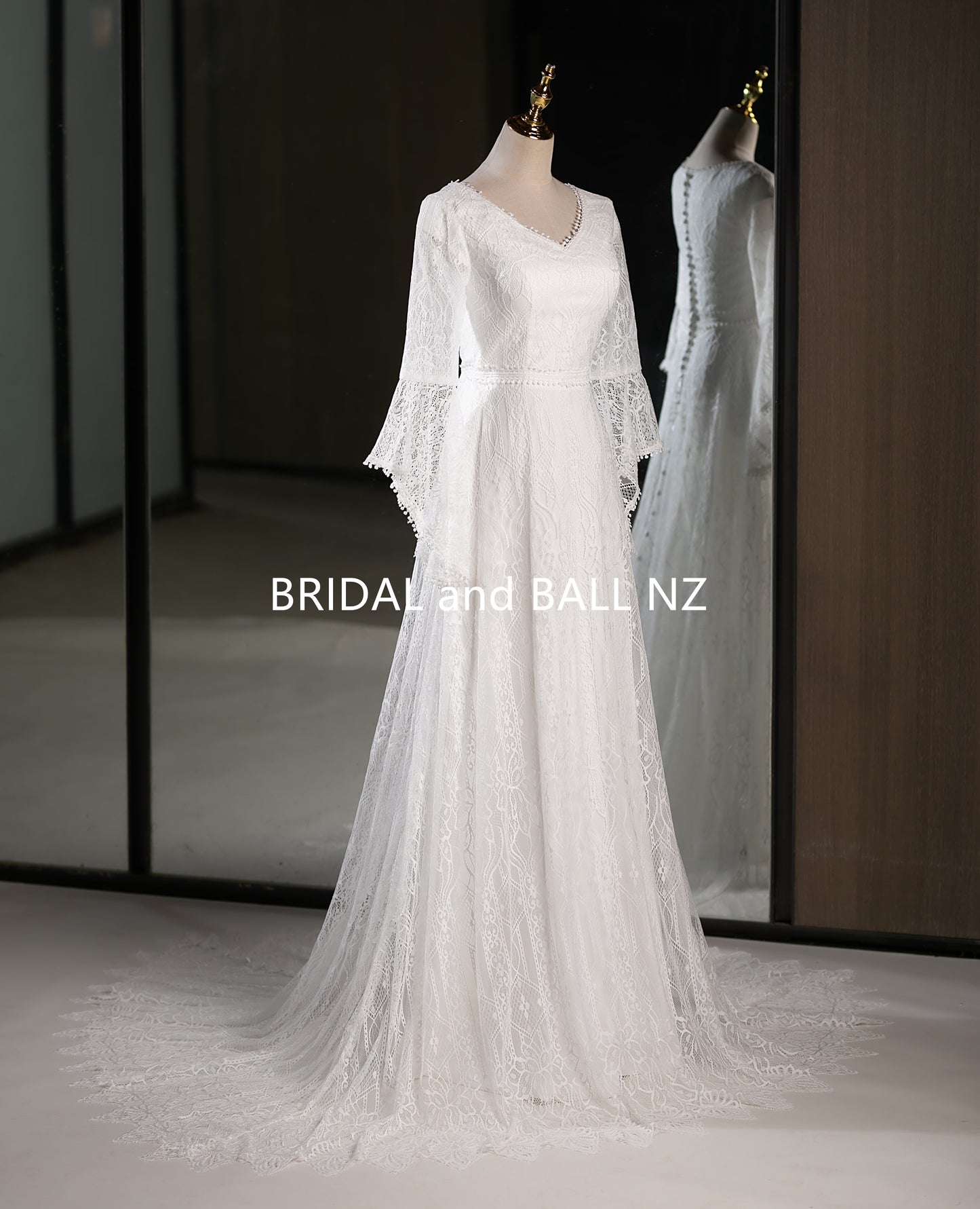 71653 - Vintage lace, modest bohemian. Bell sleeves.