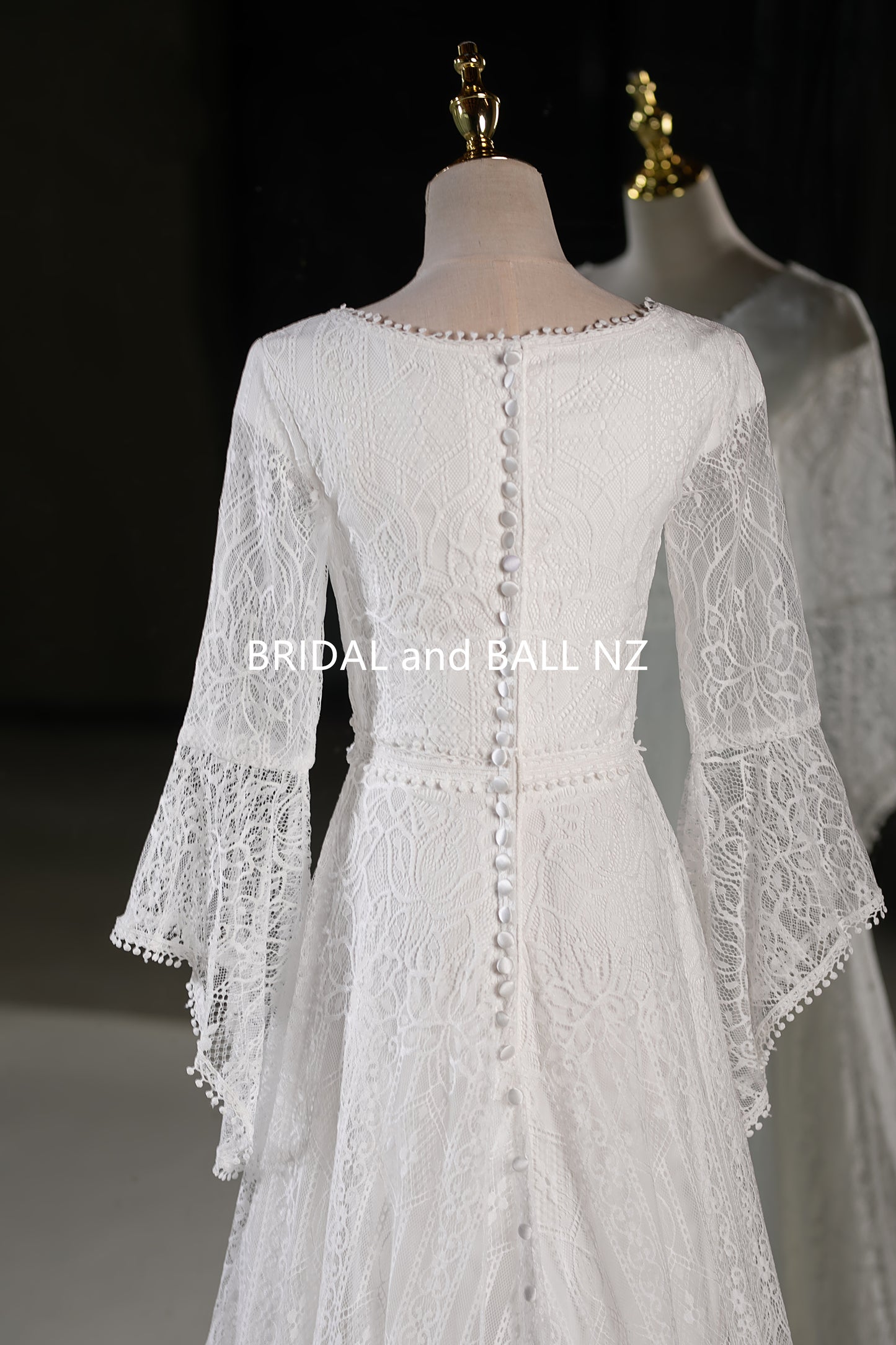 71653 - Vintage lace, modest bohemian. Bell sleeves.