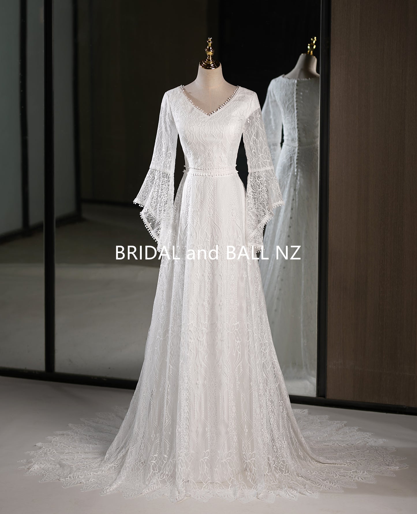 71653 - Vintage lace, modest bohemian. Bell sleeves.
