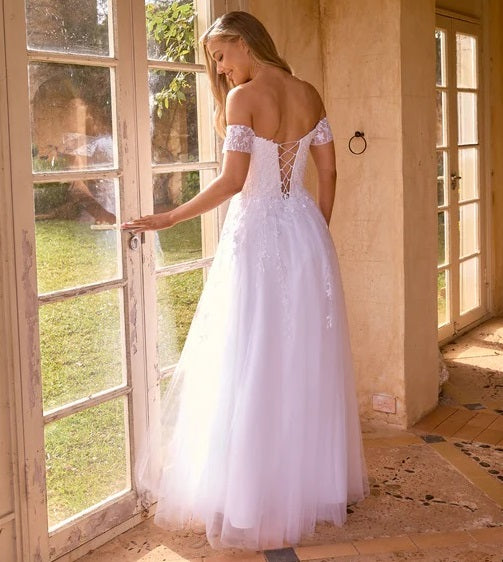 71900 Embroidered sweetheart off shoulder. Tulle A-line.