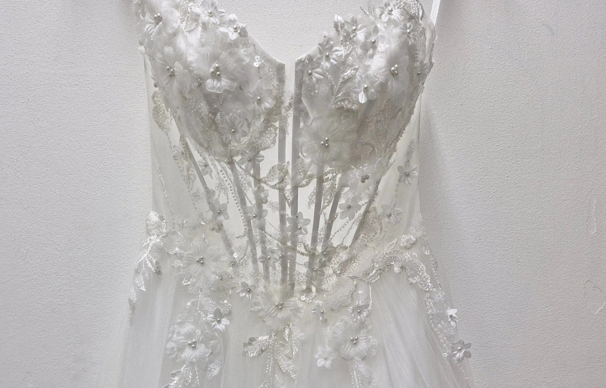 72135 Strapless. Stunning 3d detail. Detachable of shoulder