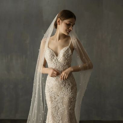 BBV60 2m long. Single layer pearl veil with comb. Stunning with satin gown.