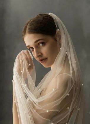 BBV70. 75cm long. Single layer pearl veil with comb. Stunning with satin gown.