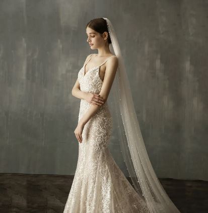 BBV60 2m long. Single layer pearl veil with comb. Stunning with satin gown.