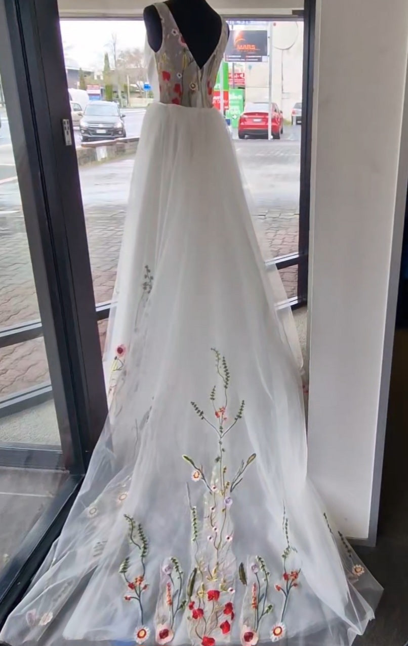 72150SK . Striking large tulle 'POPPY' overskirt