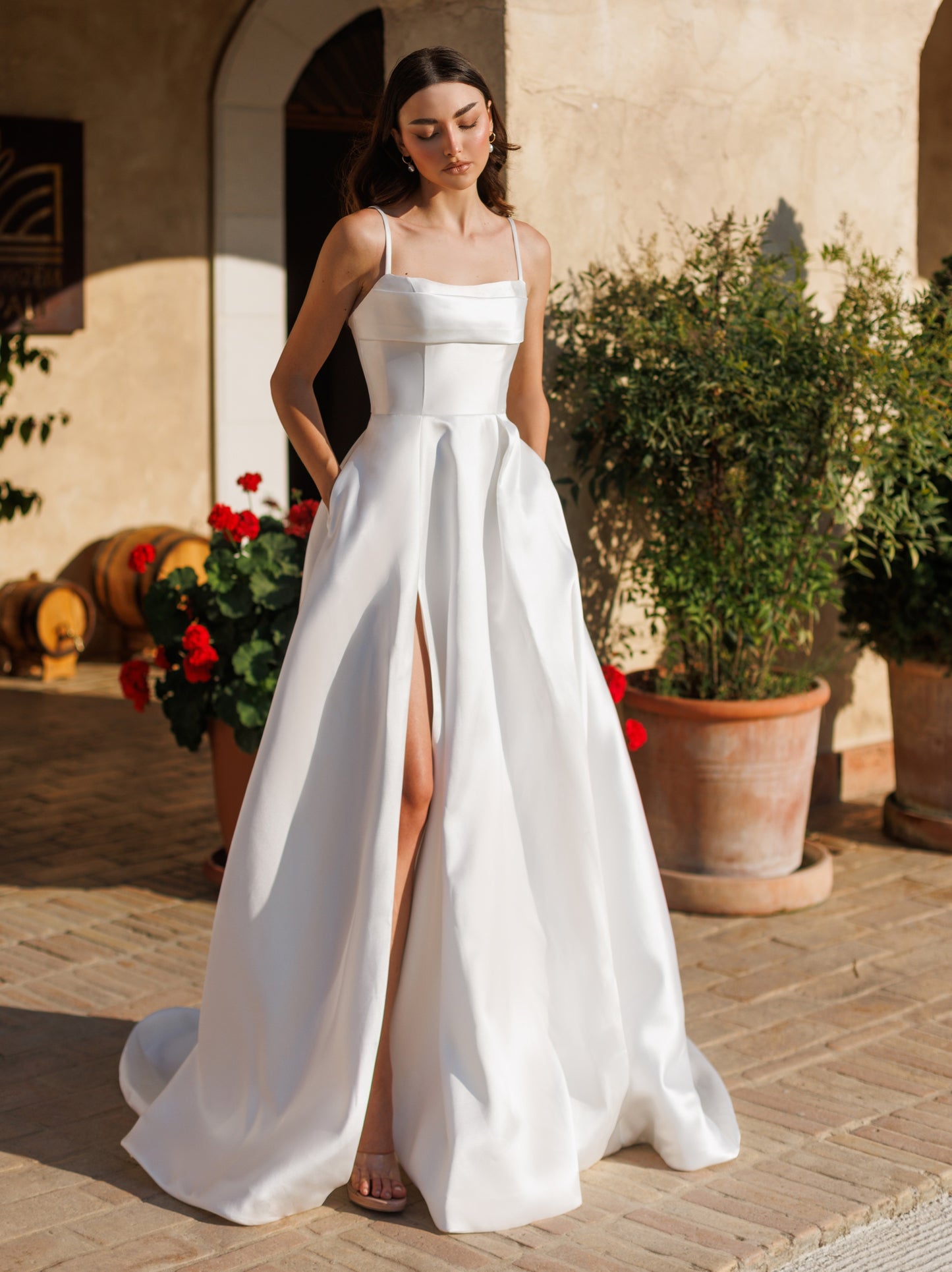 71950 - Natalia. Softened square neckline. Mikado satin.