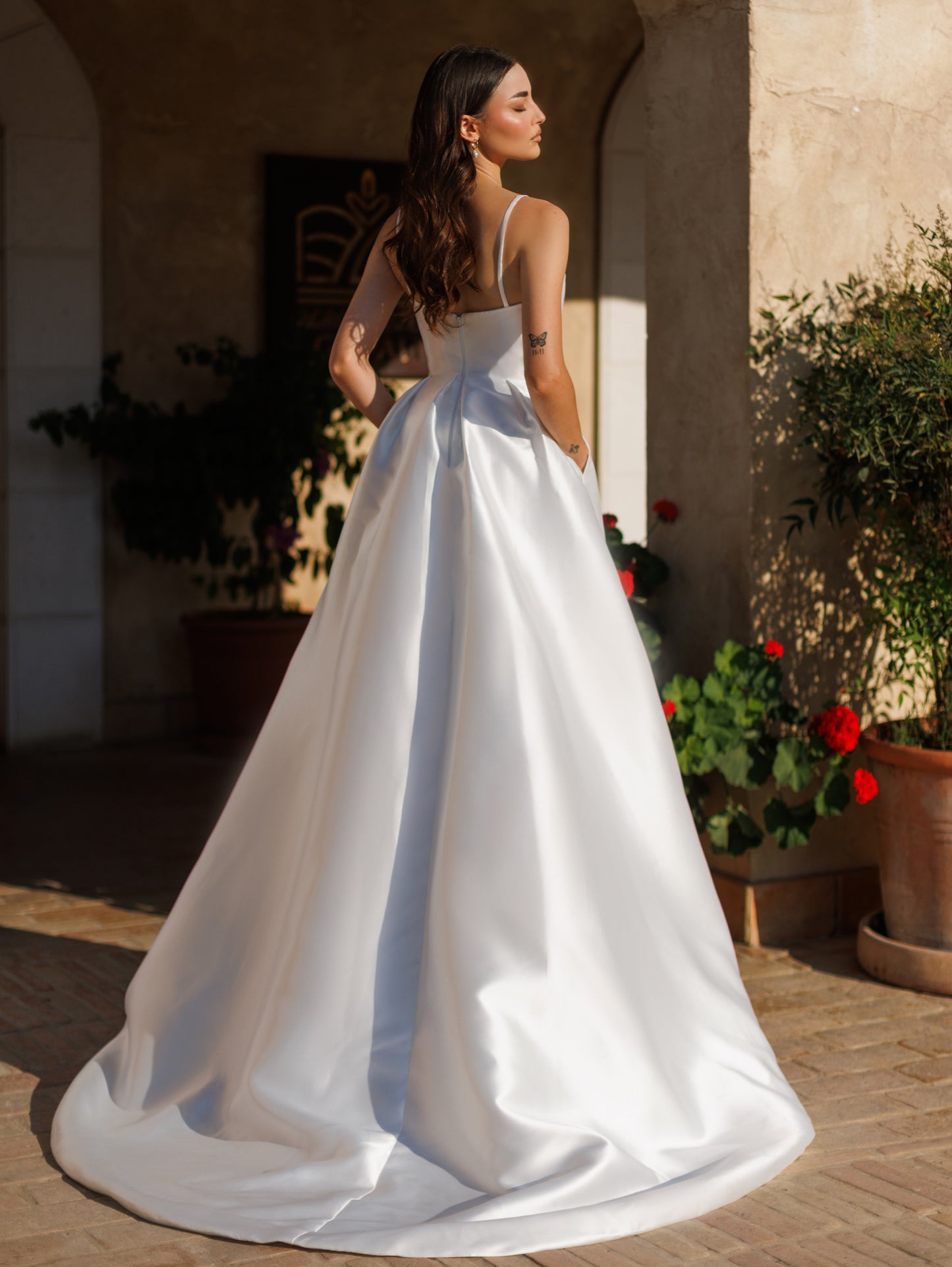 71950 - Natalia. Softened square neckline. Mikado satin.