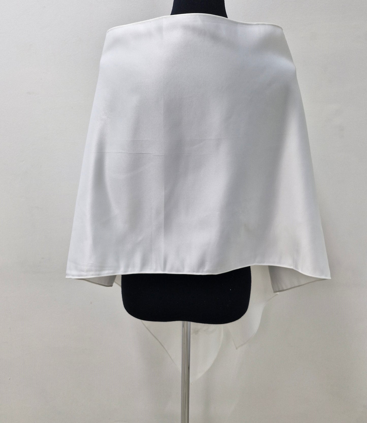 Wp1001 thick cream satin wrap. Stunning gold detail.