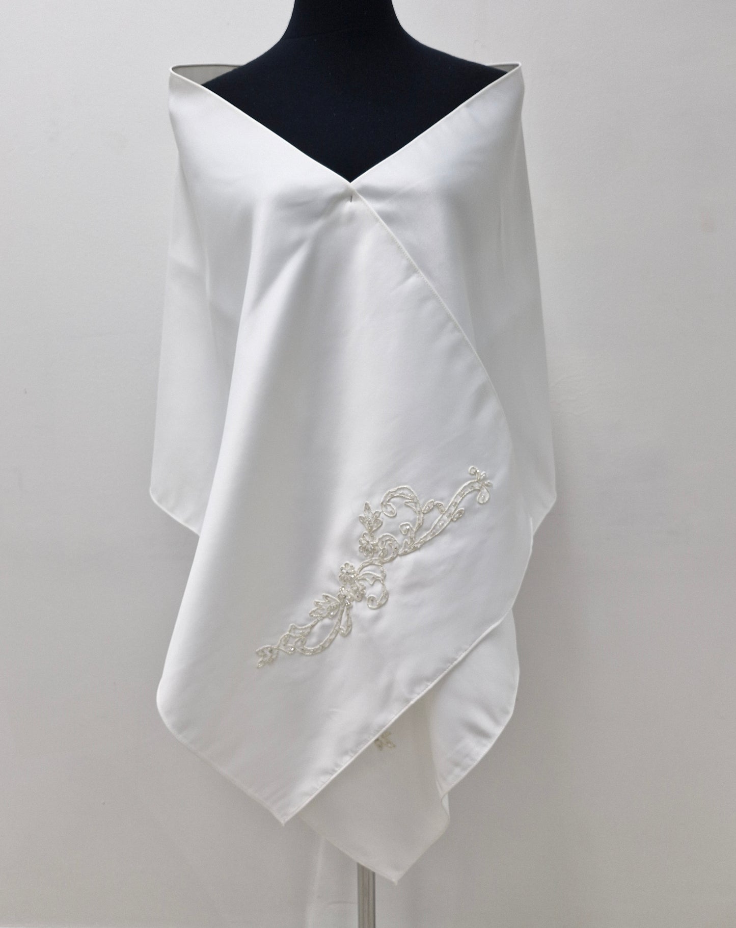Wp1001 thick cream satin wrap. Stunning gold detail.