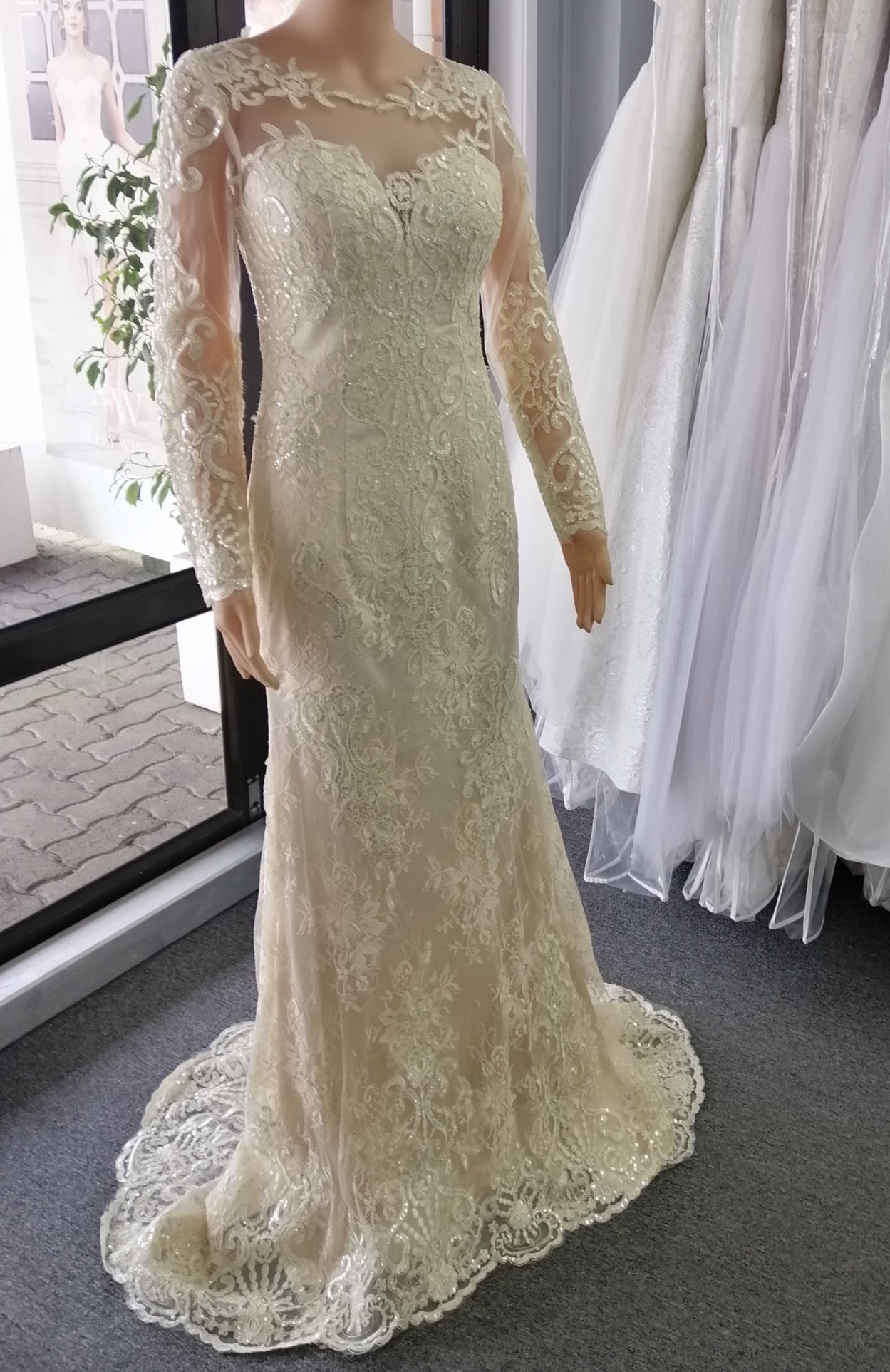 1820 size 6 champagne long sleeved formal wedding gown