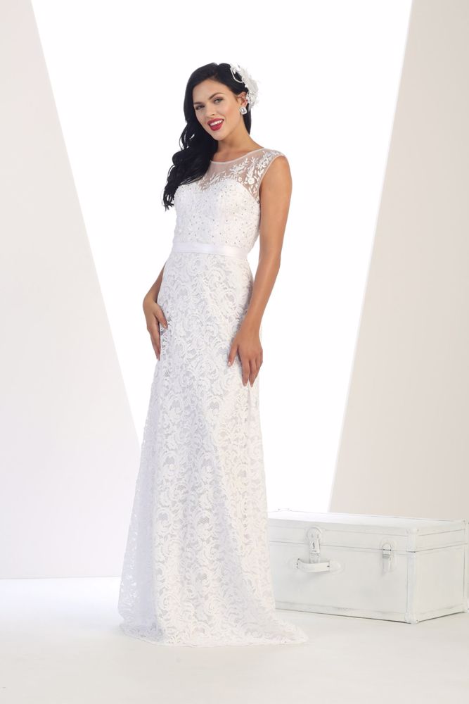 70703 Round neck. Sleeveless. White lace. Beaded top. A line. Size 22.