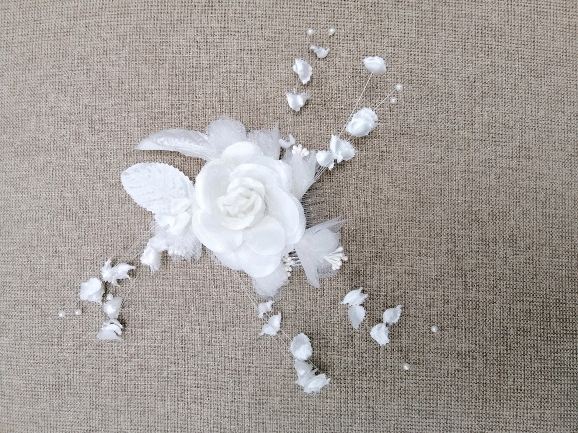 BBFAC5 Elegant white fascinator with flowers and petal detail.