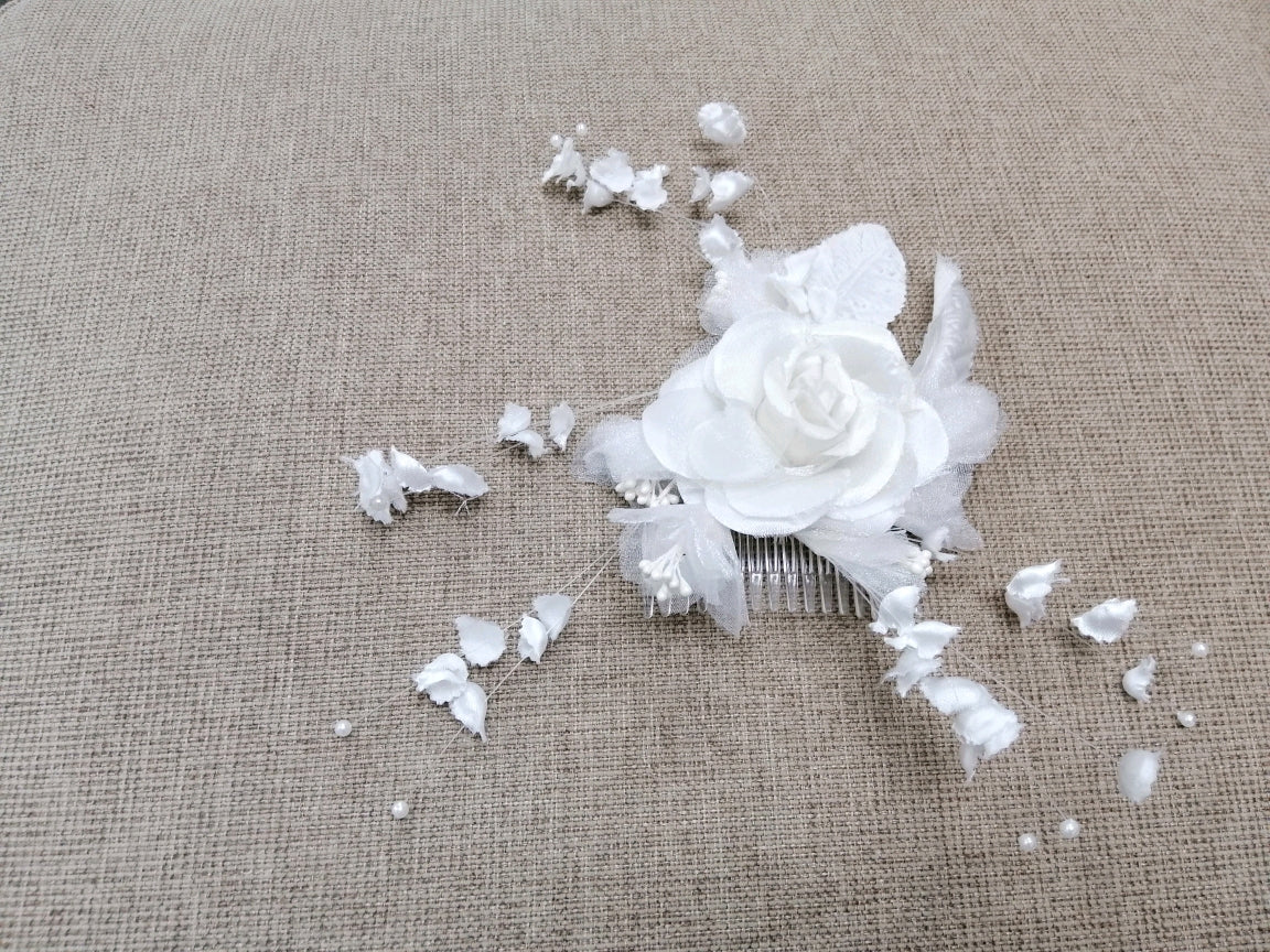 BBFAC5 Elegant white fascinator with flowers and petal detail.