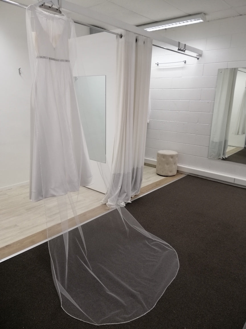 BBV40 single layer 3m Cathedral veil with diamante detail trim.