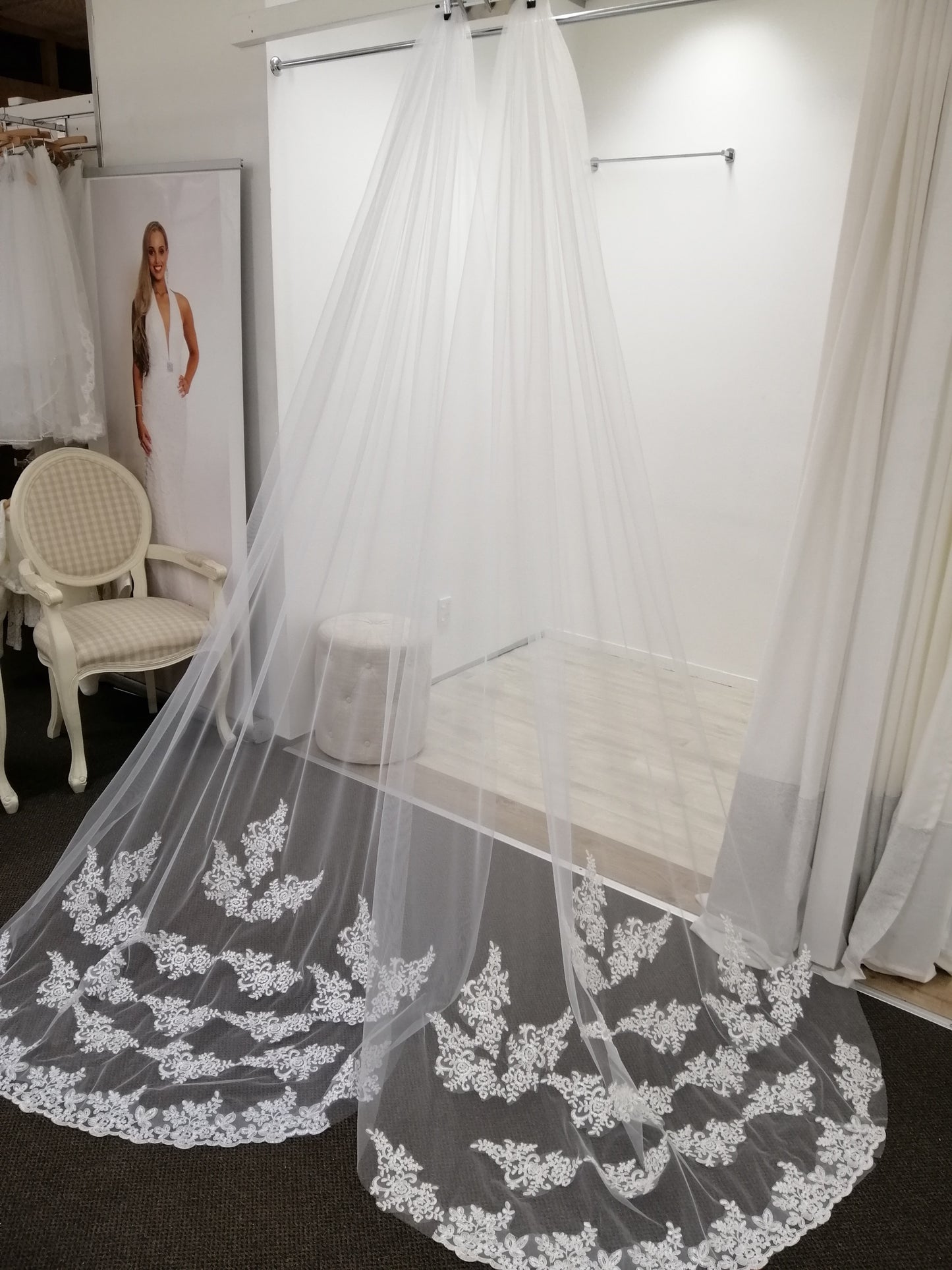 BBV4 single layer 3m Cathedral veil with lace detail trim. Elegant addition