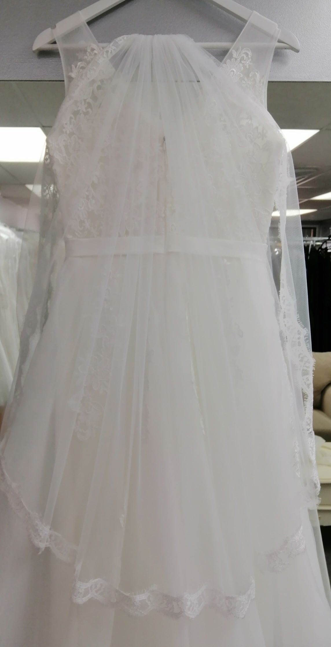 BBV9 1 layer fingertip veil with soft feminine lace edge