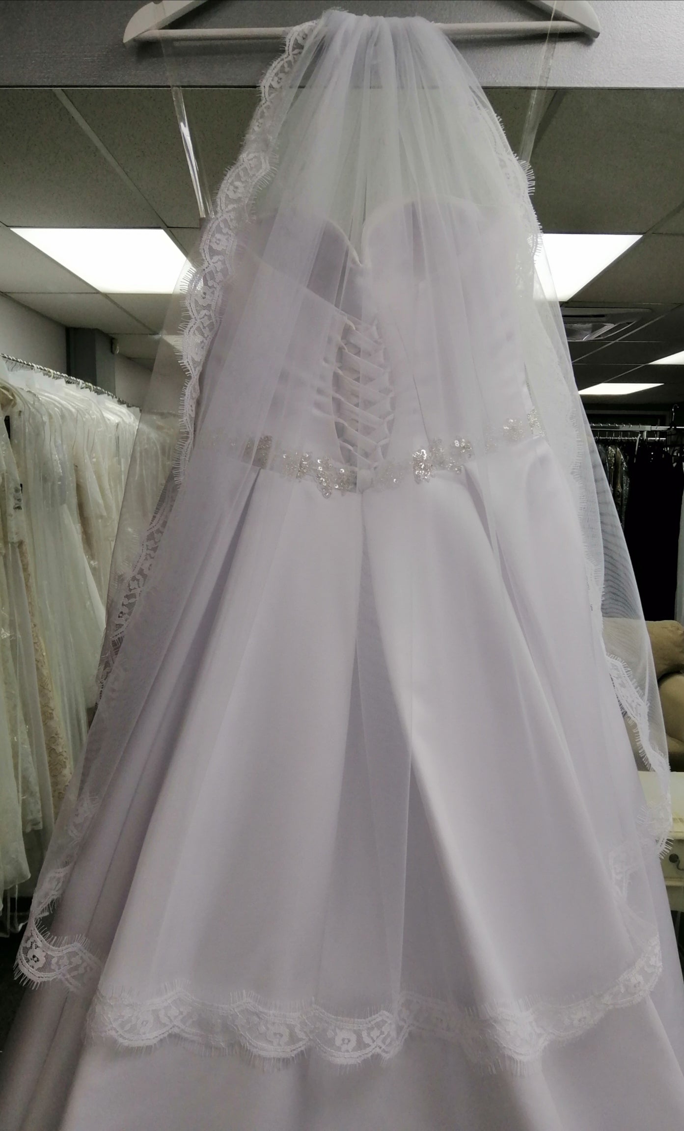 BBV9 1 layer fingertip veil with soft feminine lace edge
