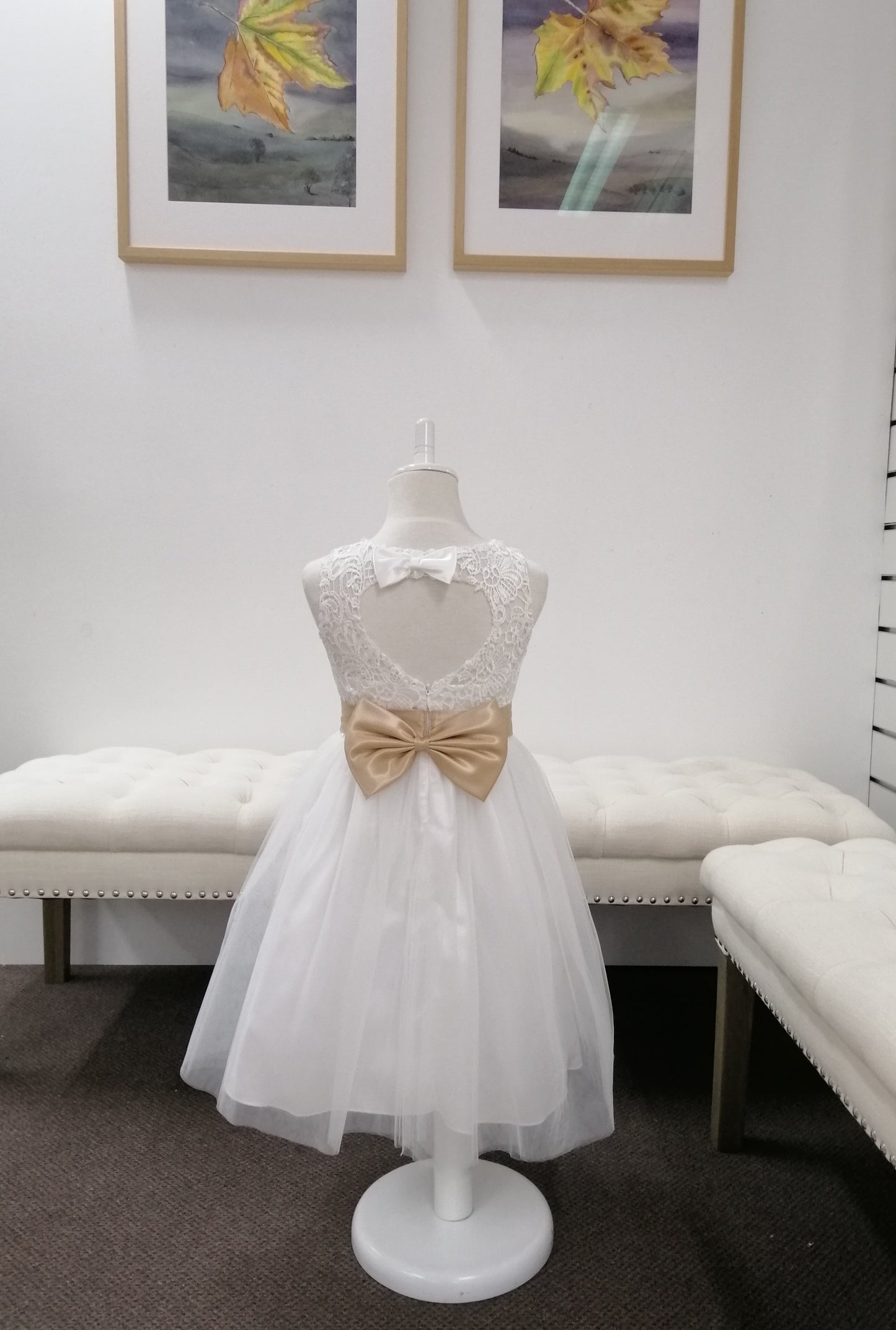 G20201. Off white lace and tulle flower girl, communion, party dress. Age 8 and 10.