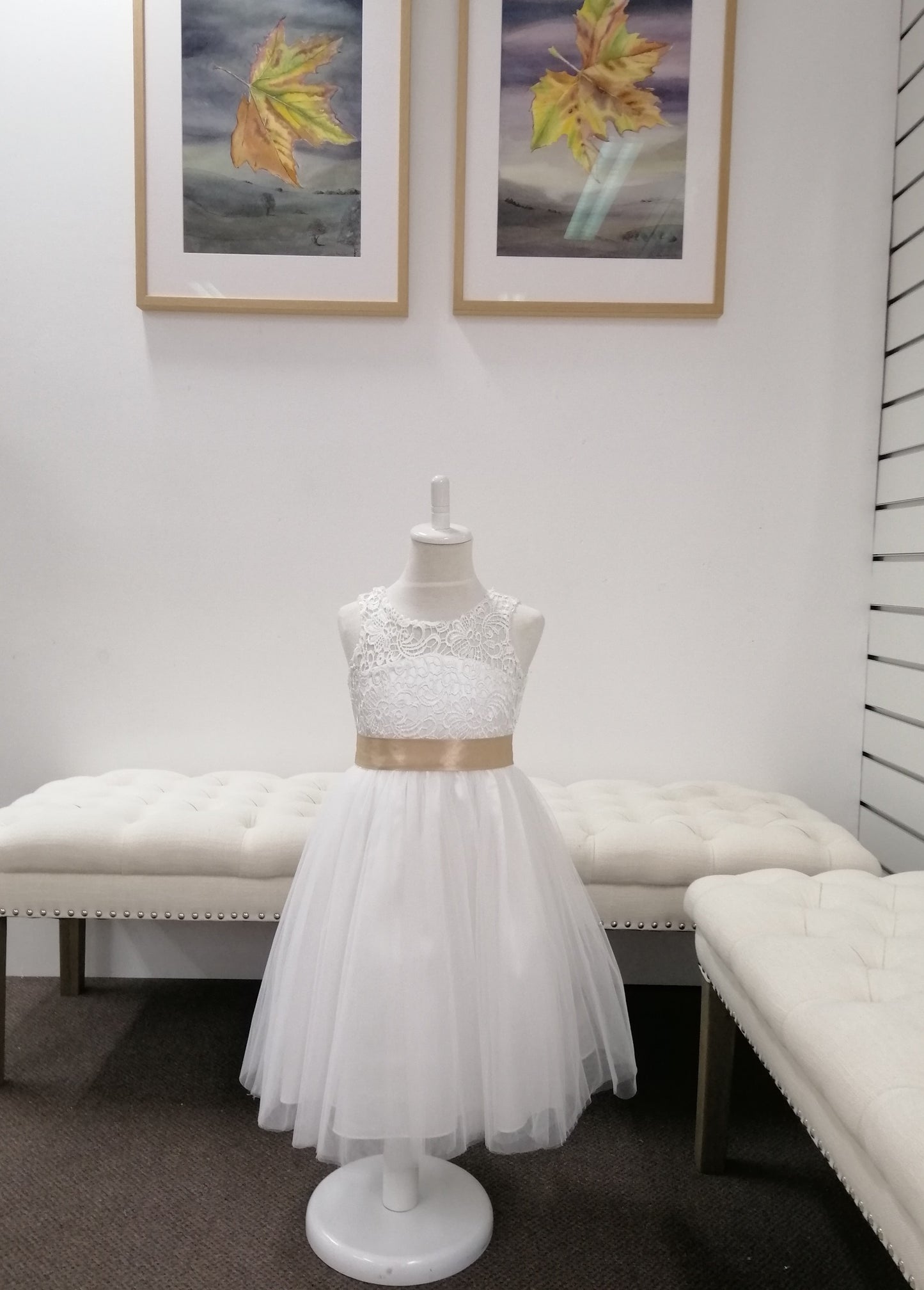G20201. Off white lace and tulle flower girl, communion, party dress. Age 8 and 10.