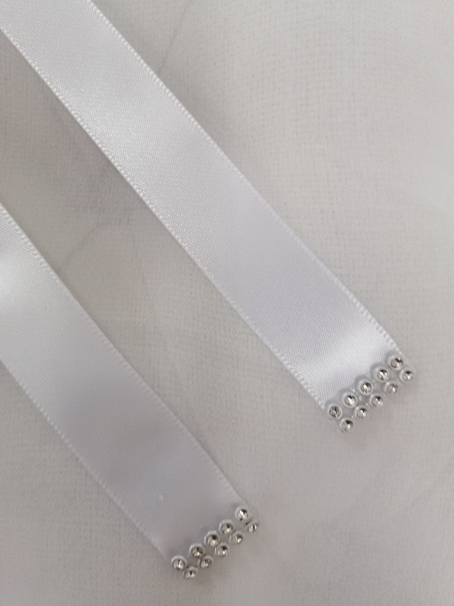 BBB6 Belt made of white satin ribbon with 43cm diamante detail.