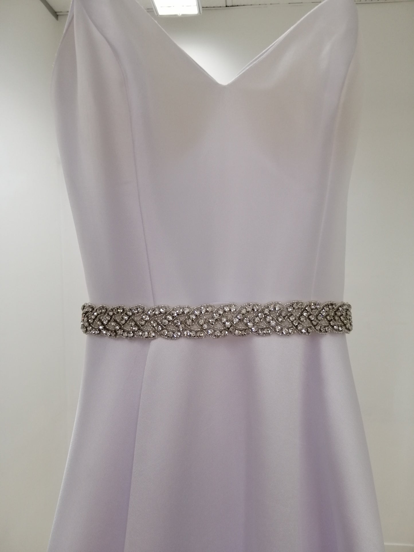 BBB6 Belt made of white satin ribbon with 43cm diamante detail.