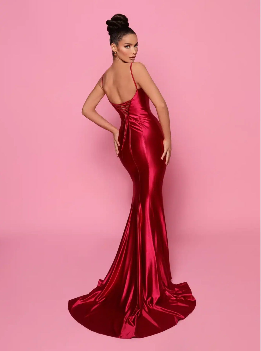 11526 Fitted stretch ruby red glossy. Leg split