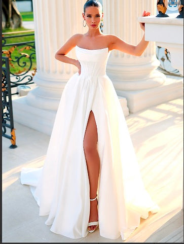 71810 / LINA / TK241. Stunning strapless gown