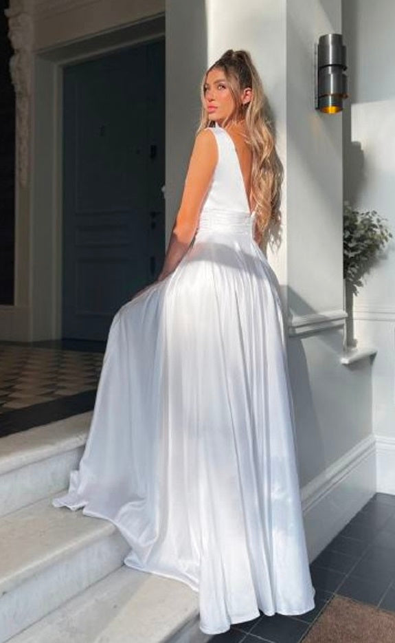 71816 Satin V neck classic, elegant wedding gown