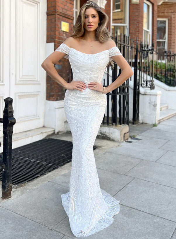71980 Luxurious beaded/sequined fabric. Fitted mermaid