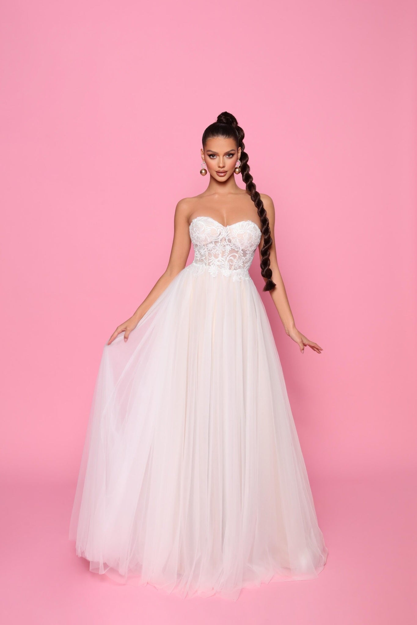 72004. Strapless, corset, Ivory and nude A- line.