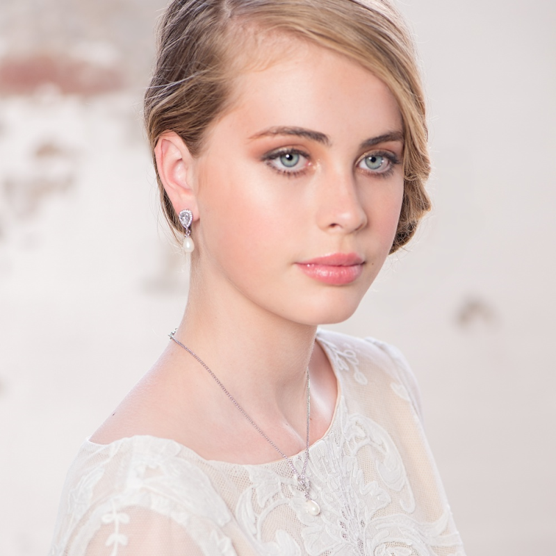 7518 Cubic Zirconia Collection. Elegant pearl necklace set