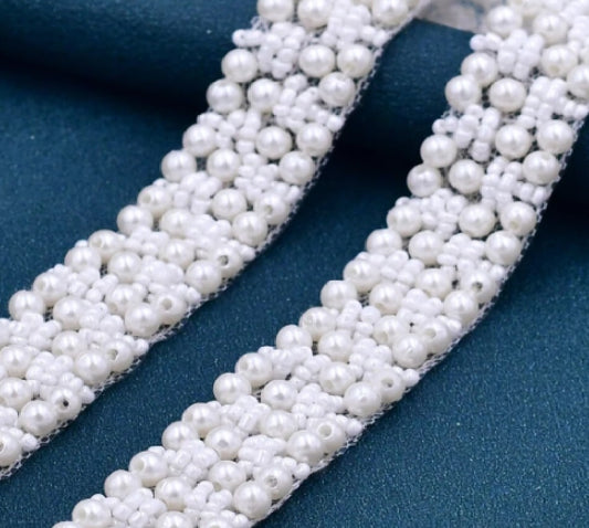 BBB10W Belt made of white satin ribbon with dense pearl detail.