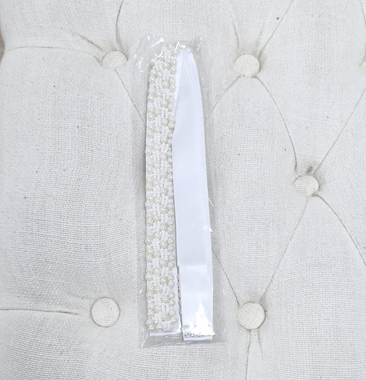 BBB10W Belt made of white satin ribbon with dense pearl detail.