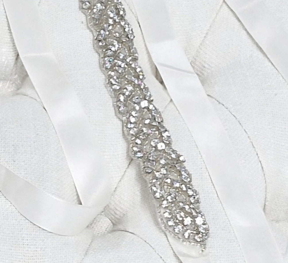 BBB6I Belt made of ivory satin ribbon with 43cm diamante detail