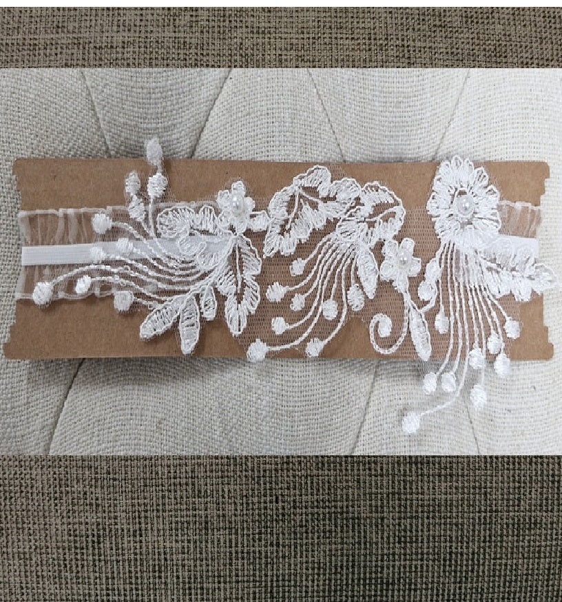 BBG15 White lace garter with white organza ribbon and pearl detail flower.