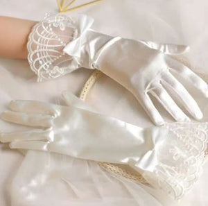 BBGV9. Ivory satin gloves with lace cuff and satin bow.