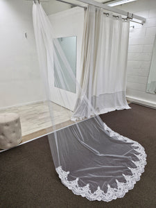 BBV63 single layer 3m Cathedral veil with lace detail trim. Elegant addition