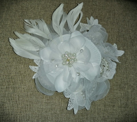 BBFAC1 Dainty off white fascinator with textured lace, feathers and pearls