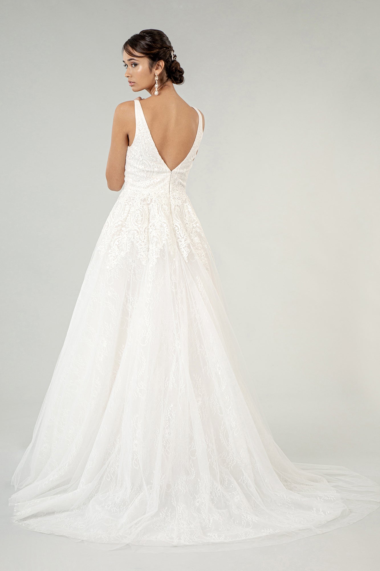 71150 -V neck. Low V back. A line. Embroidery and tulle.