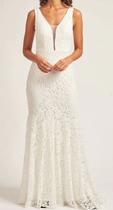 71485 V neck with low plunge. Fit and flare lace. Size 24