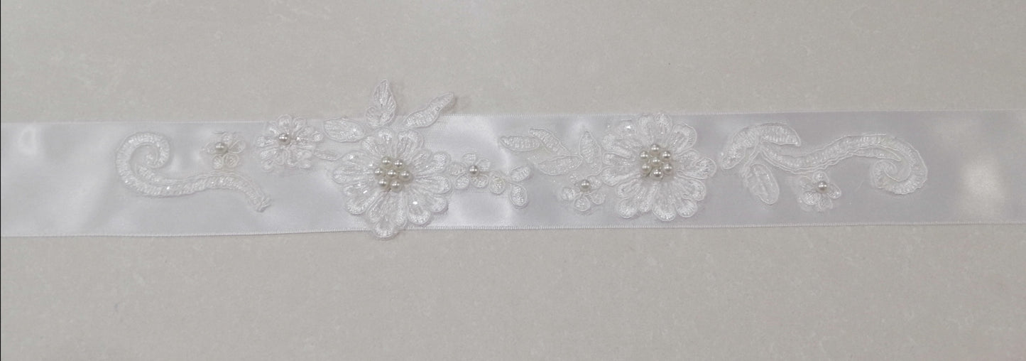 BBB3 Belt made of white satin ribbon with 33cm applique and pearl detail.