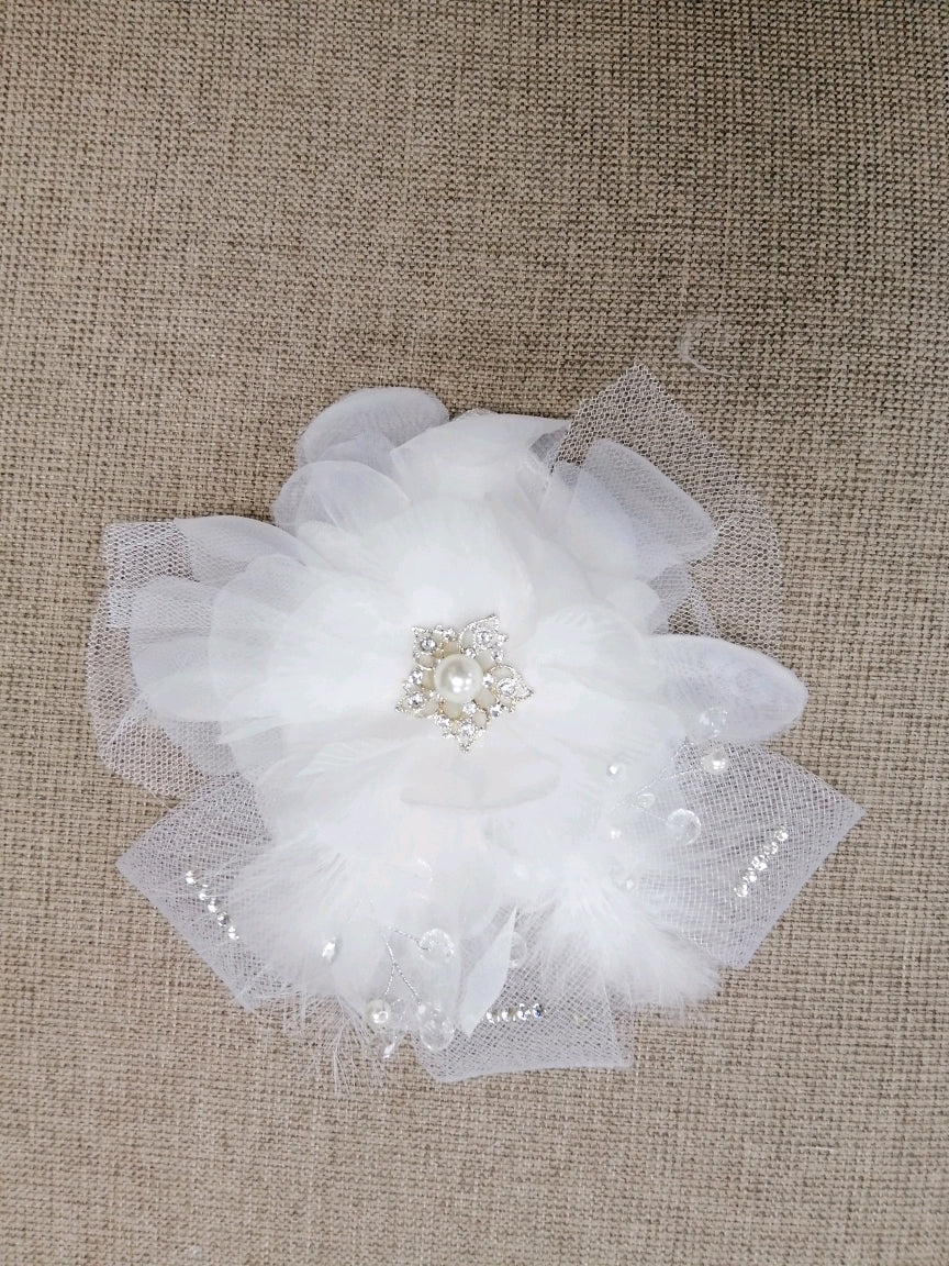 BBFAC3 Dainty off white fascinator with textured lace, tulle and diamante with pearl center-piece