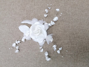 BBFAC5  Elegant white fascinator with flowers and petal detail.