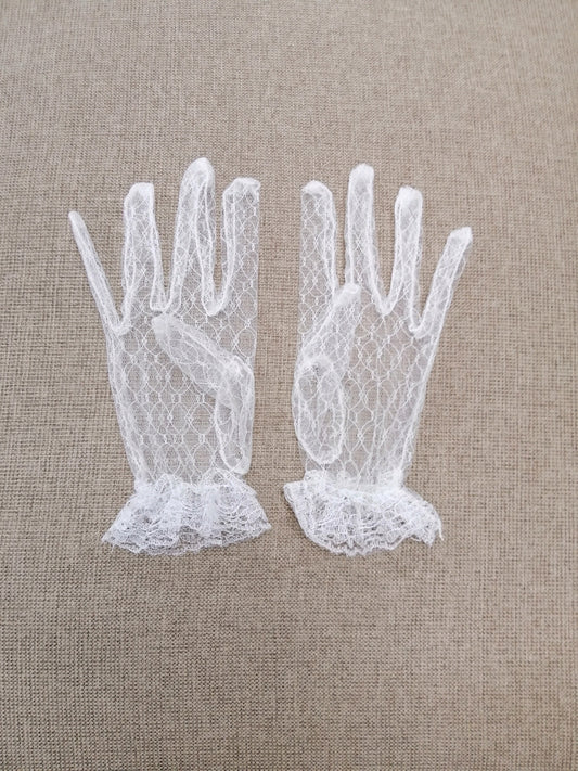 BBGV3. Elegant lace wrist length gloves.