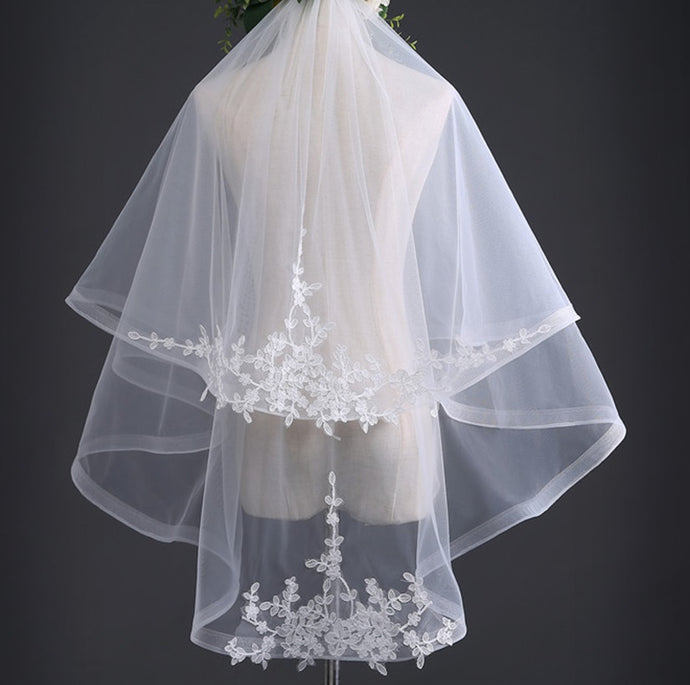 BBV31 double layer fingertip veil with horsehair trim and lace applique detail.